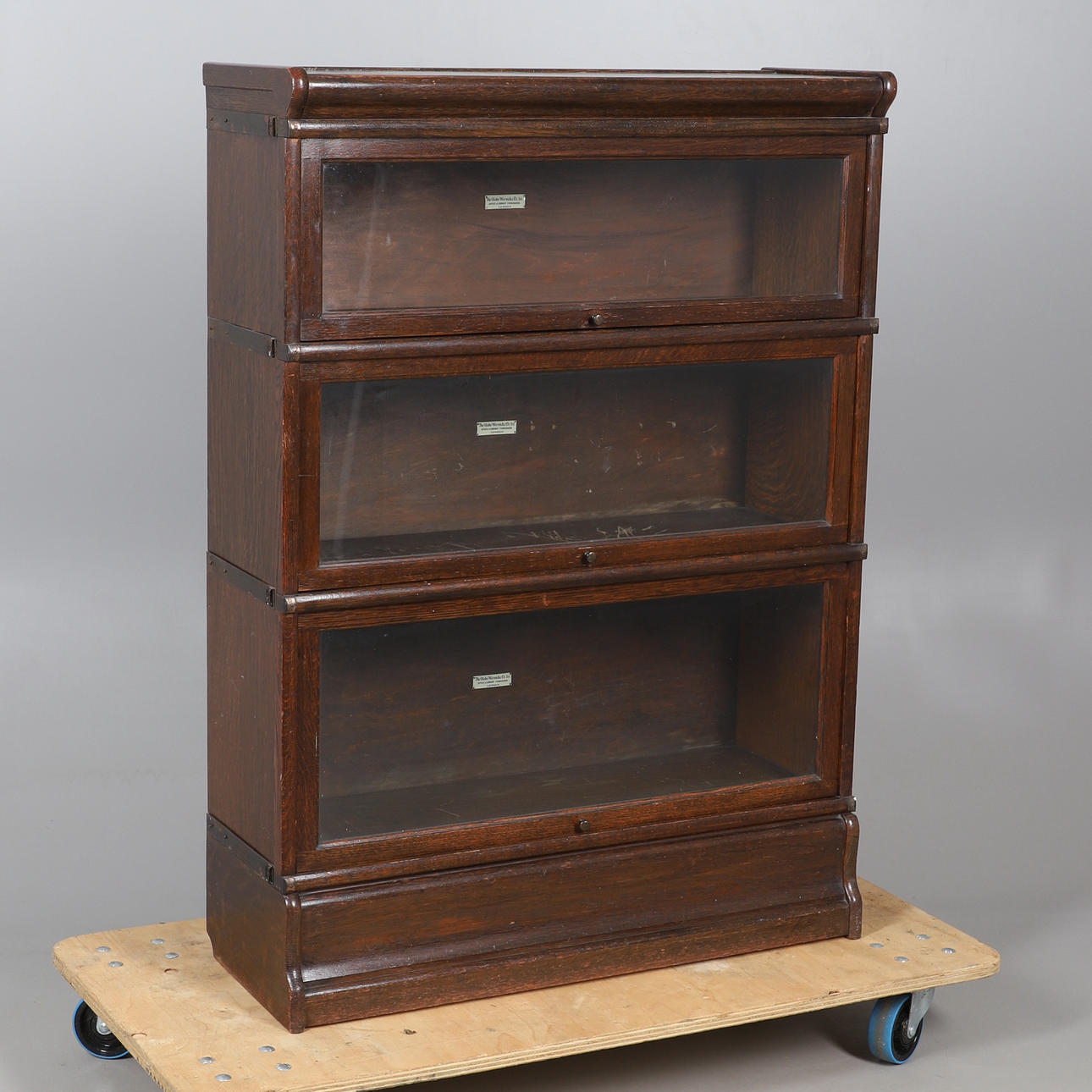 A GLOBE WERNICKE OAK SECTIONAL BOOKCASE.