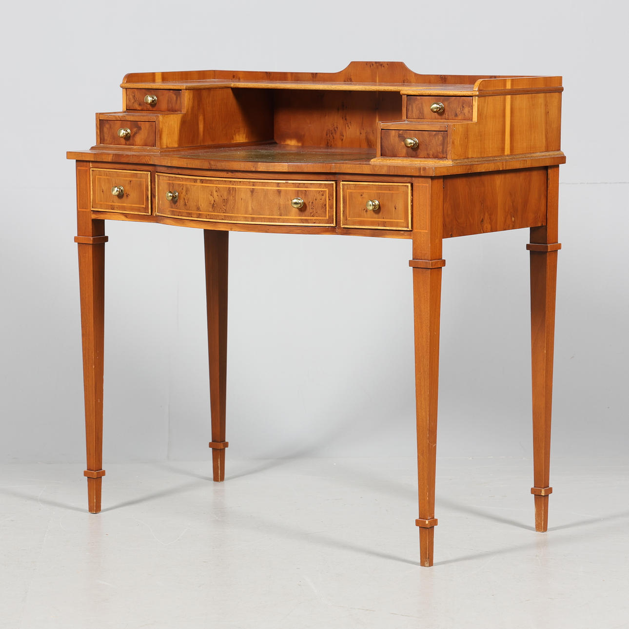 DESK, English style.