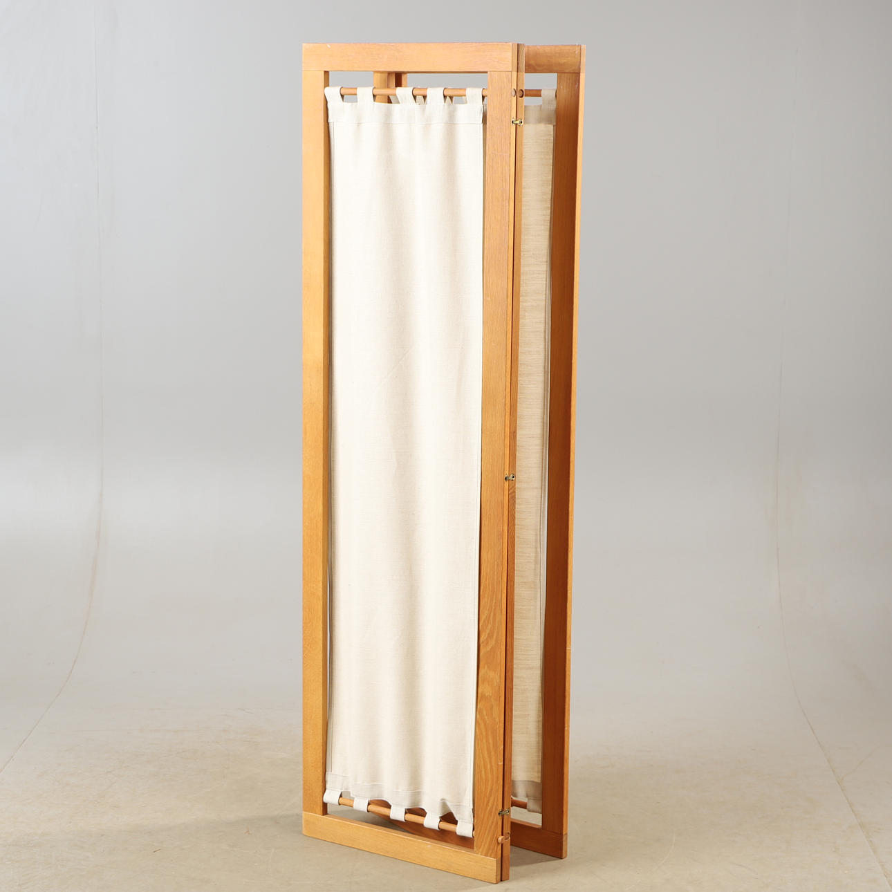 A folding screen, oak and linen, Fogia, 2000s.