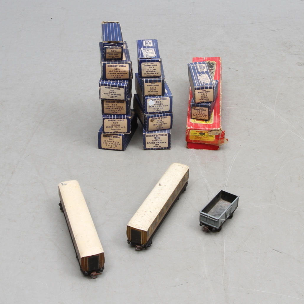 HORNBY DUBLO Ånglok 2221 2-räls, 2 passagerarvagnar och 14 godsvagnar. Delvis originalkartong.