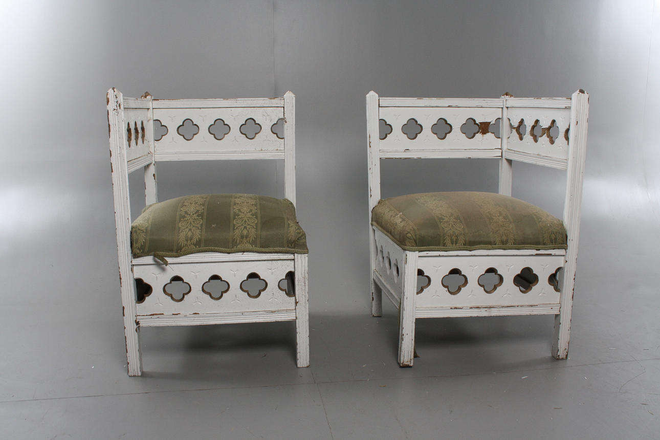 HÖRNSTOLAR, ett par, gotisk stil.