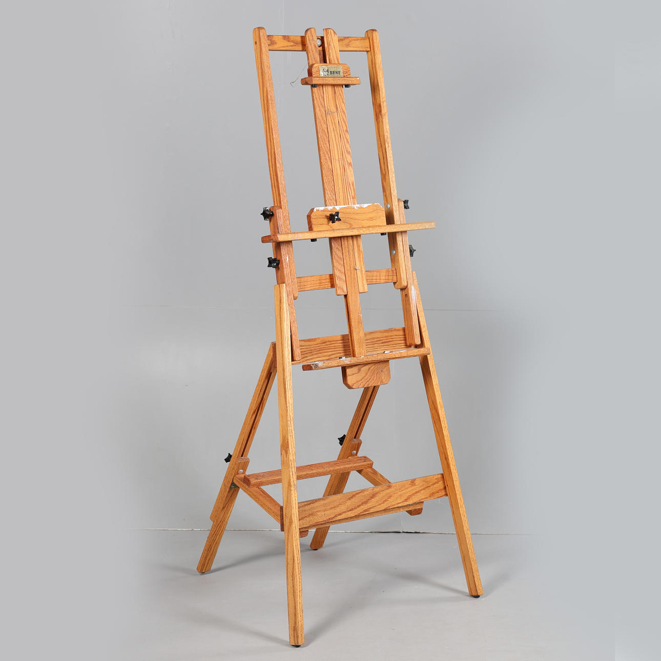 A RICHESON 'BEST' LIGHT OAK ARTISTS EASEL.