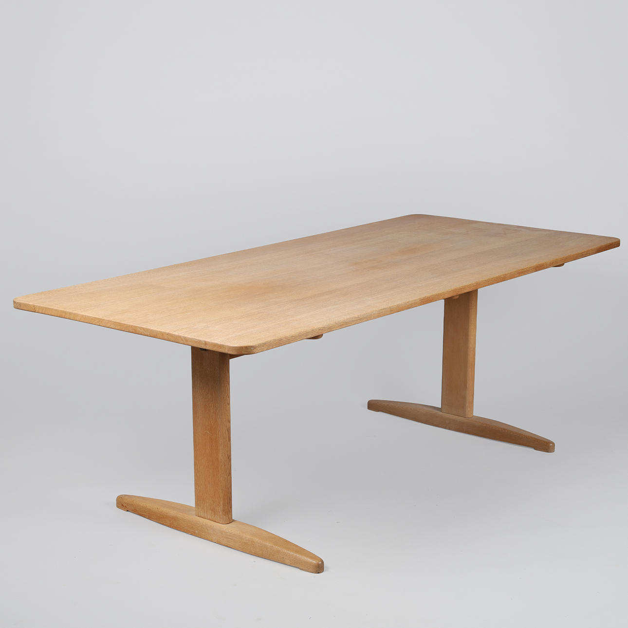 BØRGE MOGENSEN. “Shaker” dining table made of solid oak with a grey lacquered additional plate, C. M. Madsen, Haarby, Denmark, second half of the 20th century.