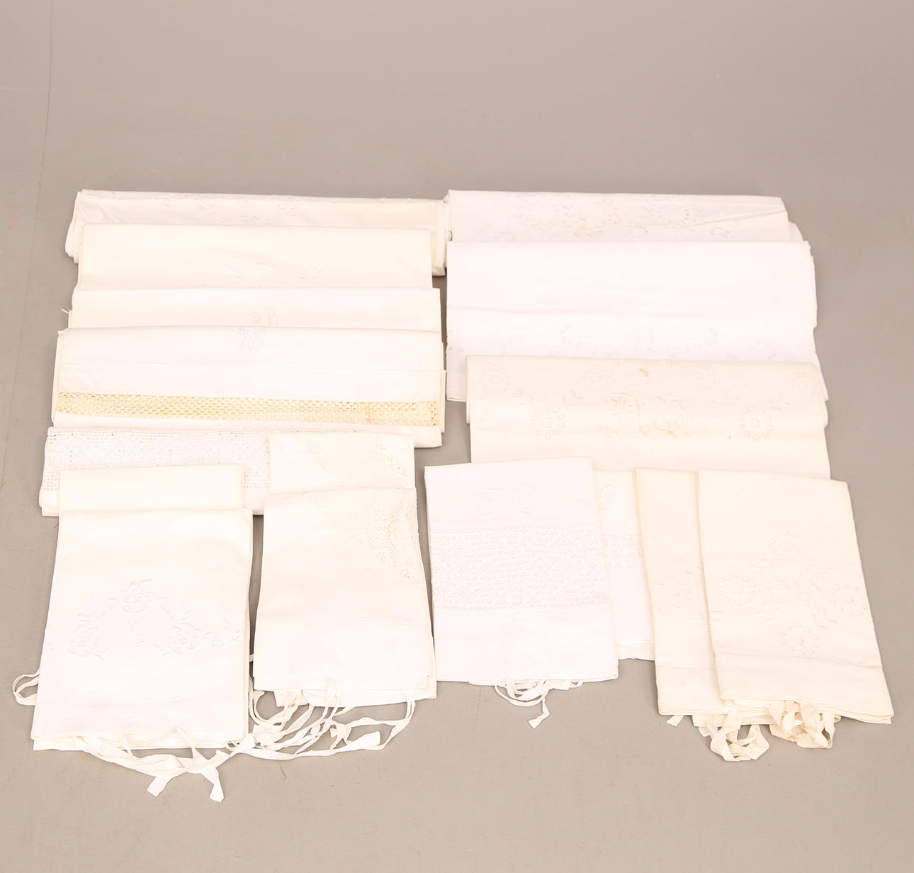 SÄNGLINNE, 8 lakan + 8 örngott, 1900-tal.