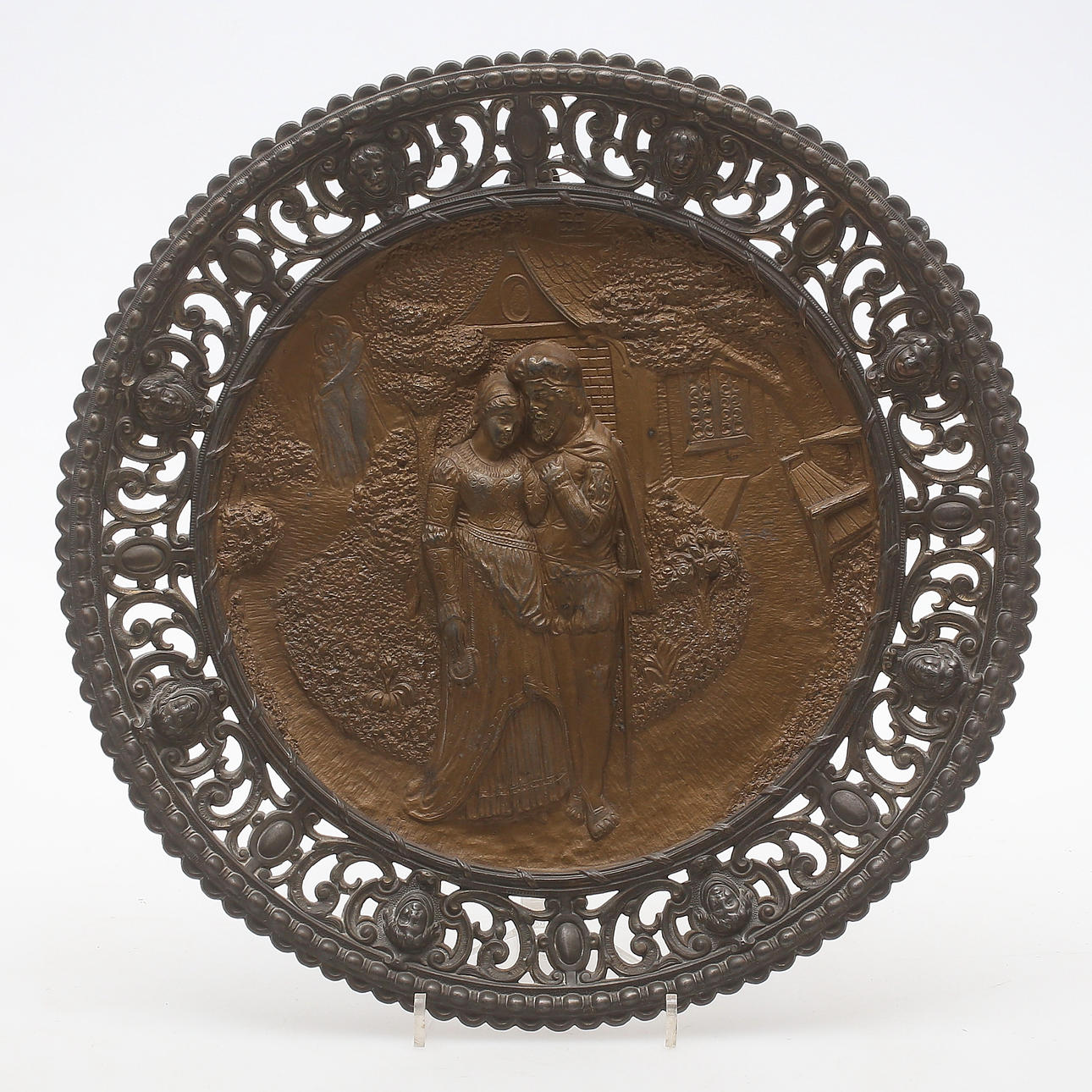 FAT med reliefdekor, färgad metall, motiv av två par i trädgård, 1900-tal.