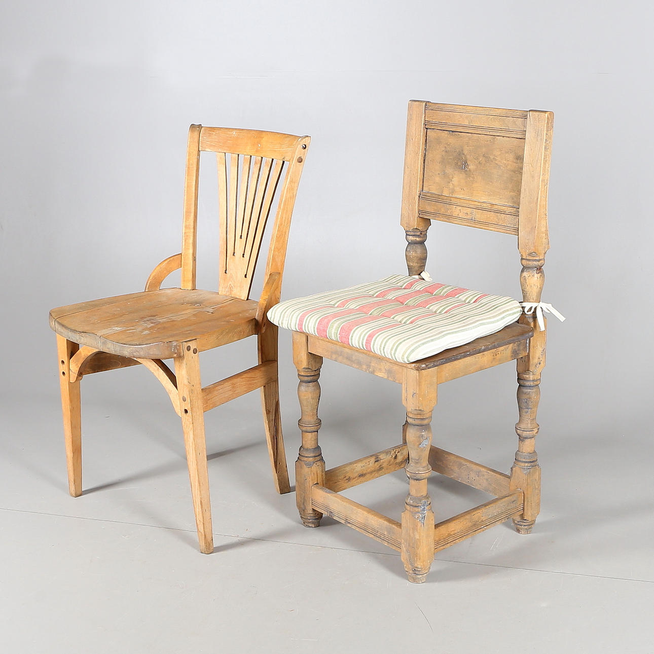 STOLAR, 2 st, trä, 1900-talets första hälft.