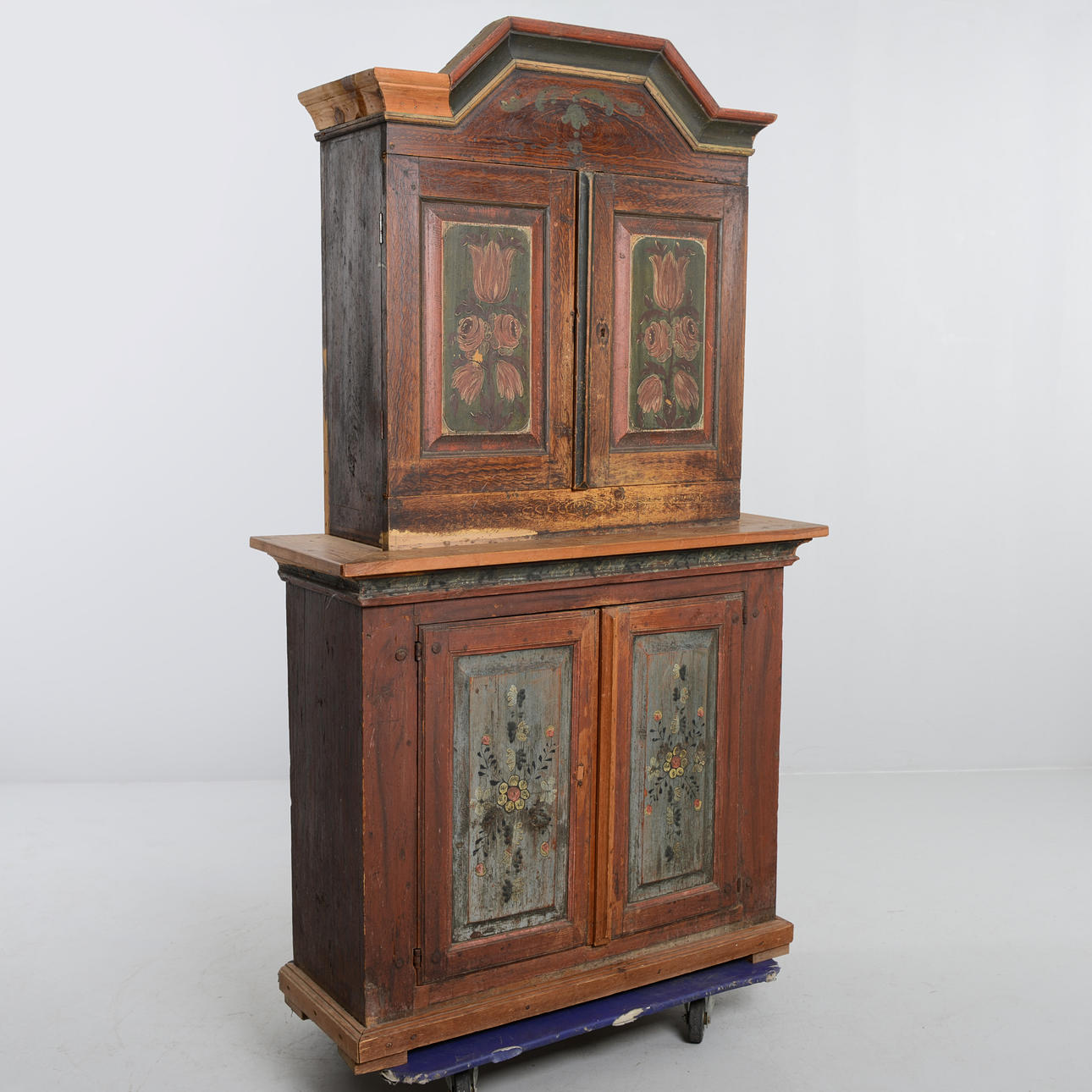 A common cupboard, 1700/19th century.