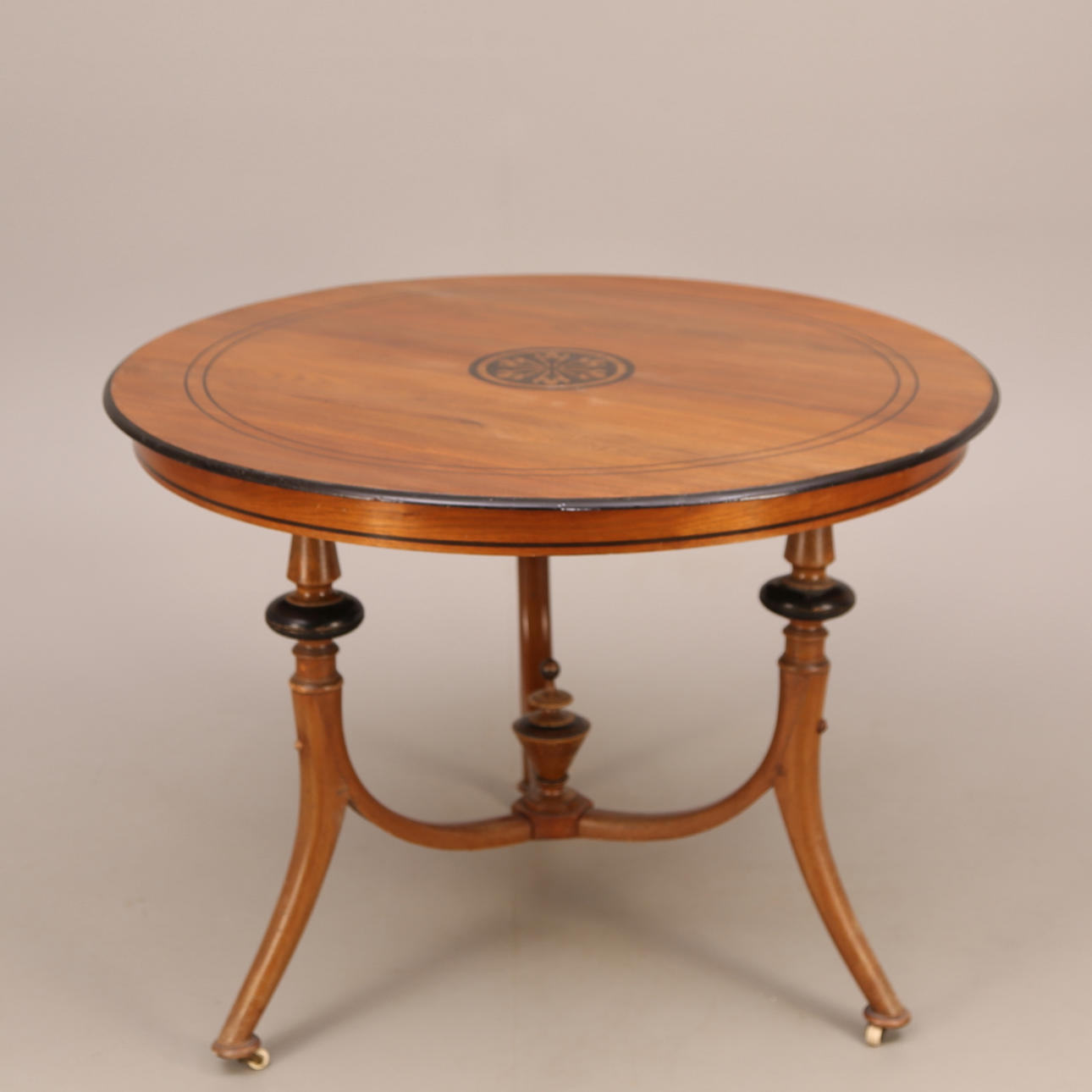 BORD, svarta inläggningar, tre ben med hjul, 1800-tal.