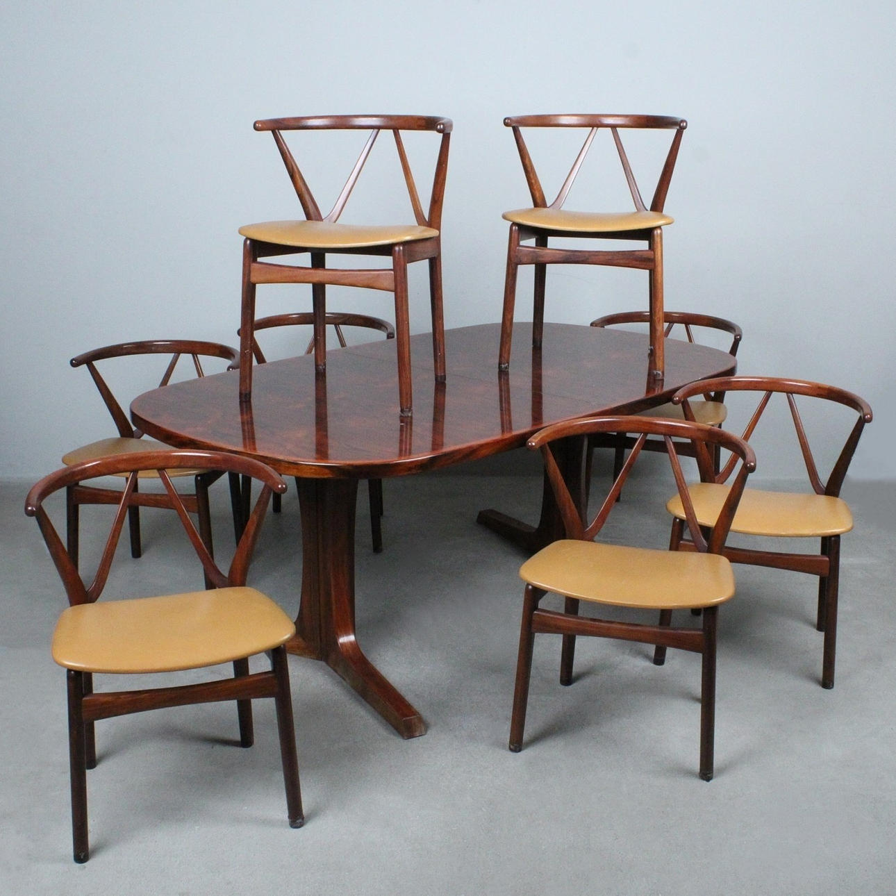 HENNING KJÆRNULF. Bruno Hansen/Gudme Møbelfabrik. Dining table set - Expandable dining table and eight chairs, model '255', Rio rosewood, 1960s, with CITES certificate.
