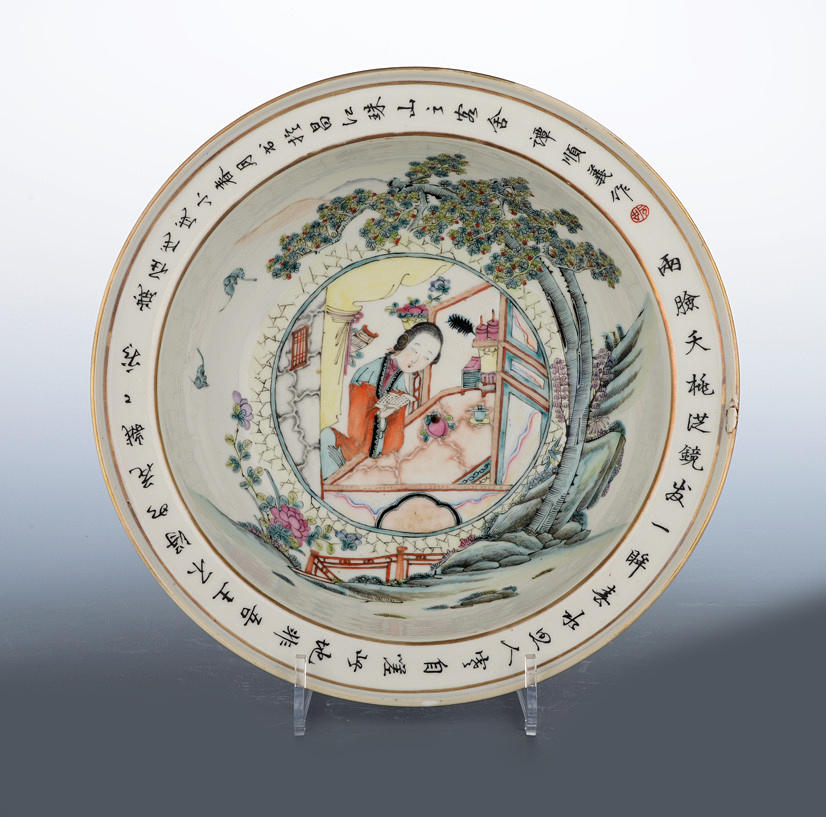 ASIATISK BRANT VÄGGSKAL. Dam med dikt i interiör, idealiserat landskap.