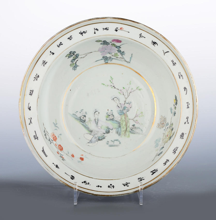 ASIATISK BRANT VÄGGSKAL. Dam med dikt i interiör, idealiserat landskap.