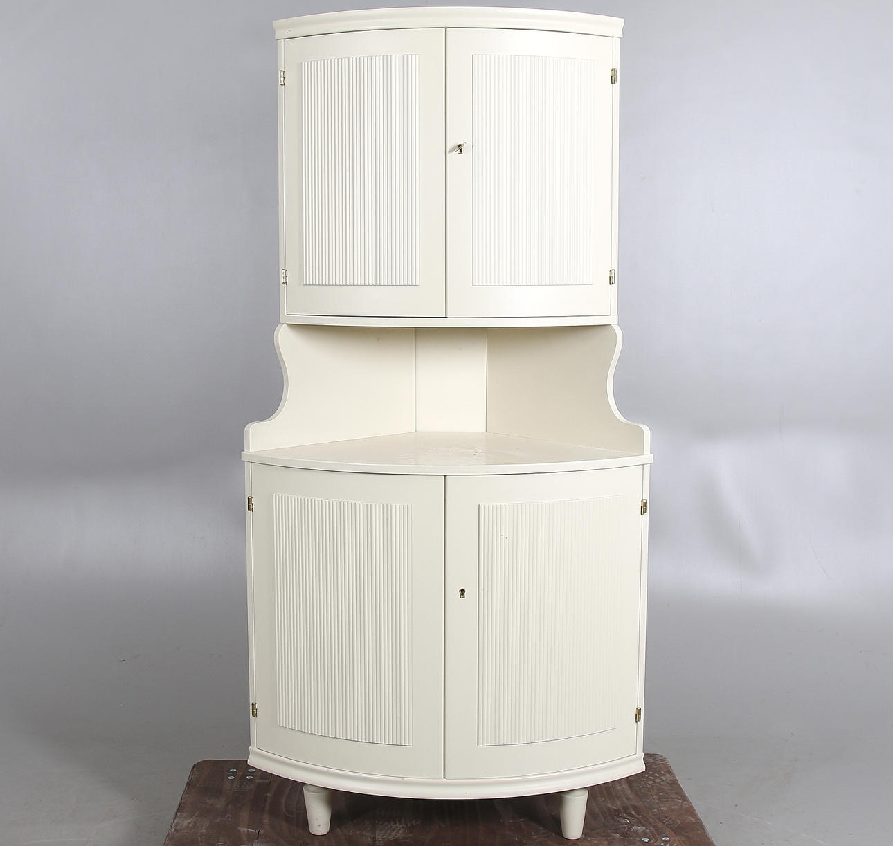 HÖRNSKÅP, Gustaviansk stil. 1900-tal.