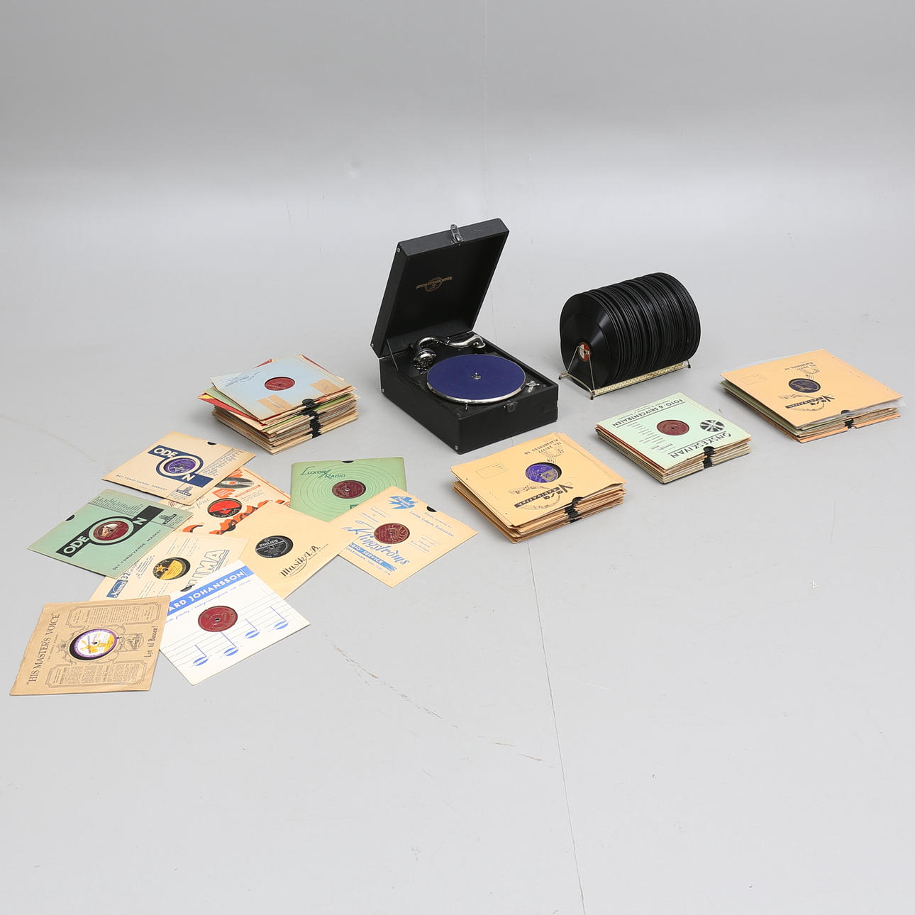 RESEGRAMMOFON, vev, "Columbia", samt ca 150 stycken stenkakor.