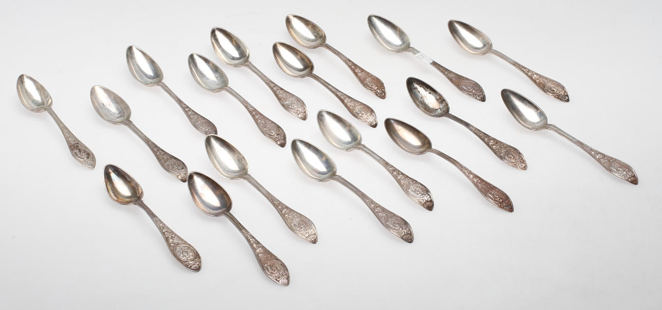 DESSERTSKEDAR, snarlika, 17 st, silver, Sverige, empire, 1800-talets första hälft, vikt ca 385 gram.