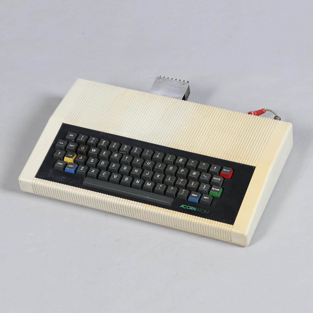 AN ACORN ATOM COMPUTER.