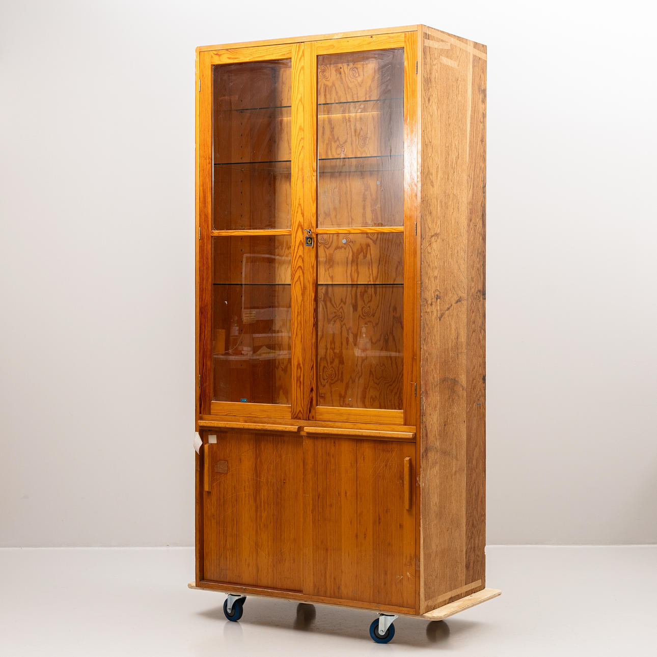 Eine hölzerne „Schulvitrine“ aus dem 20. Jahrhundert.