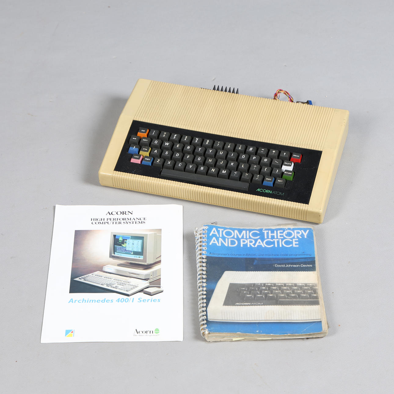 AN ACORN ATOM COMPUTER.