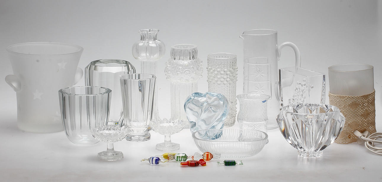 GLASFÖREMÅL, 22 delar, bland annat Orrefors och Reijmyre.