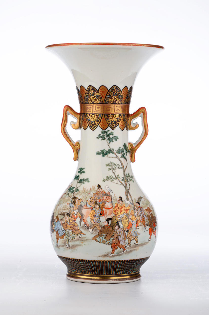 ASIAN VAS efter antik form, landskap med detaljerad jaktscen.