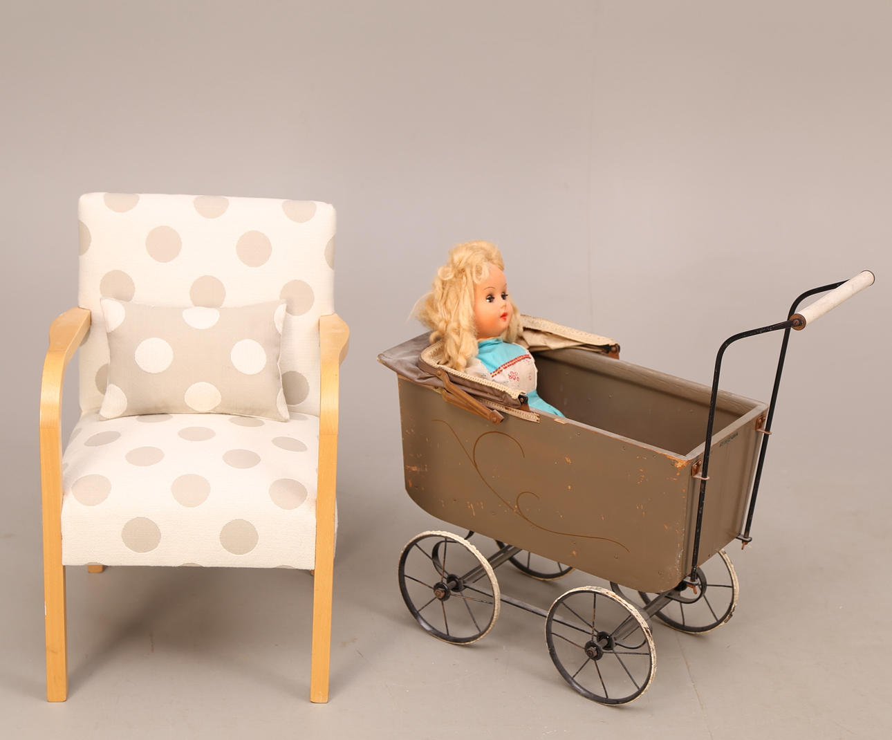 BARNKARMSTOL med kudde, 1900-tal + DOCKVAGN med DOCKA, 1900-tal.