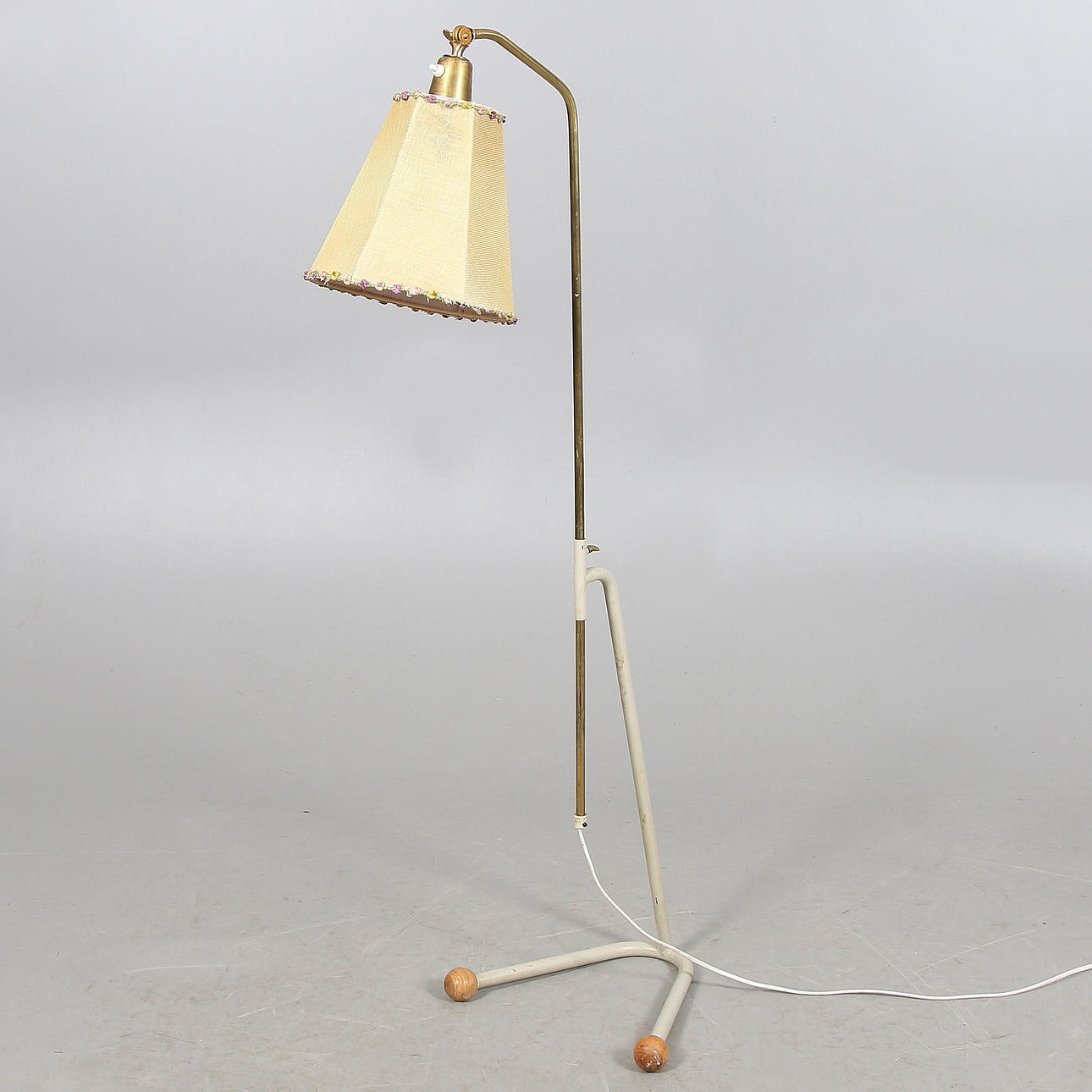 GOLVLAMPA, metall, mässing och trä, "Triva", Nordiska Kompaniet NK, 1950/60-tal.