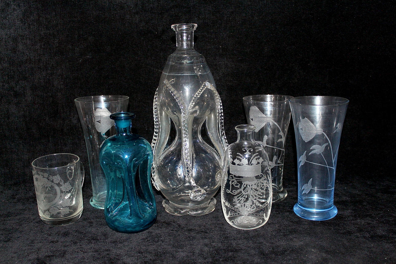 GLASFÖREMÅL, 6 st, bl.a 2 st kluckekaraffer.
