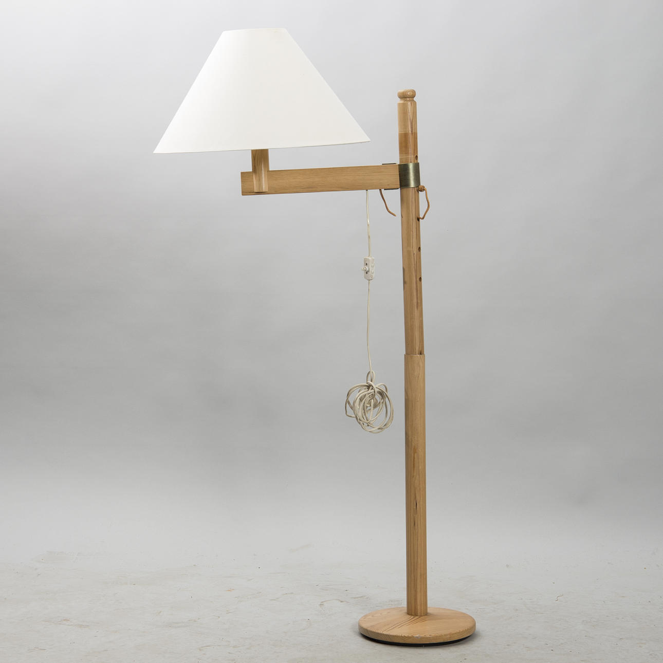 GOLVLAMPA, fur, Carl Malmsten stil, sent 1900-tal.