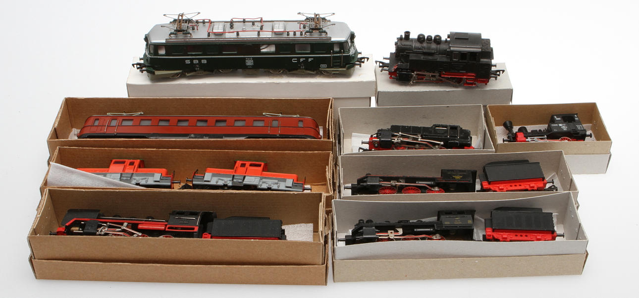 MODELLOK OCH VAGNAR, 9 delar. Fleischmann H0.