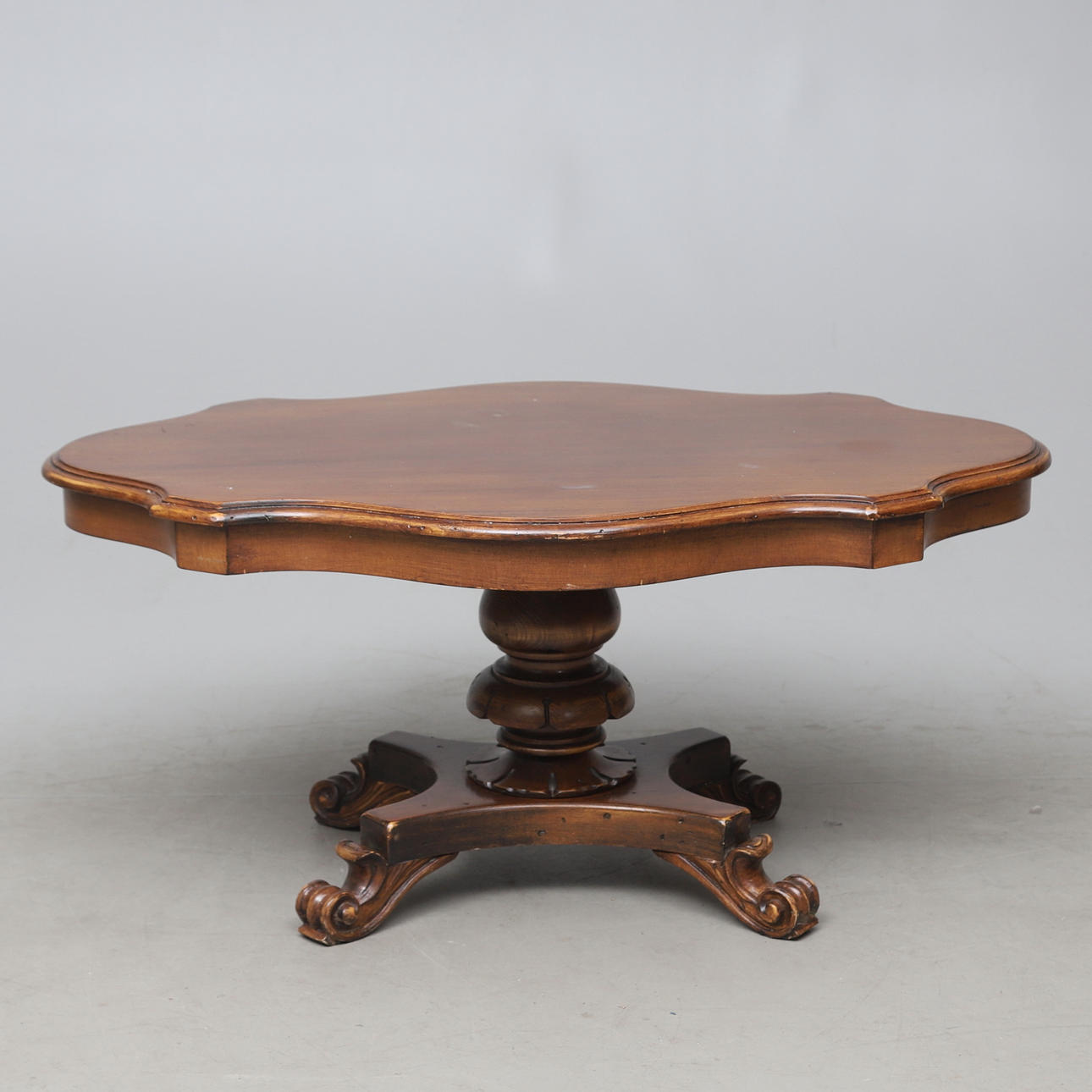 Ein Kaffeetisch, zweite Hälfte des 20. Jahrhunderts.