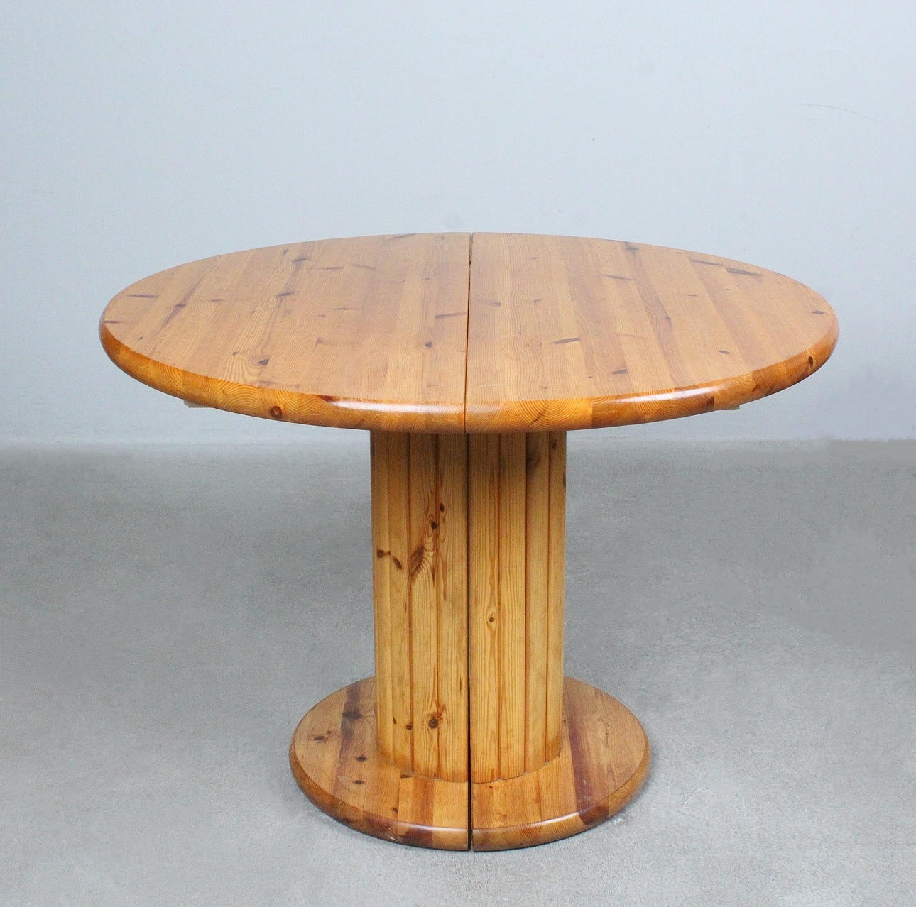 ATTRIBUTED TO RAINER DAUMILLER. Expandable pine wood dining table, Denmark, 1960s.