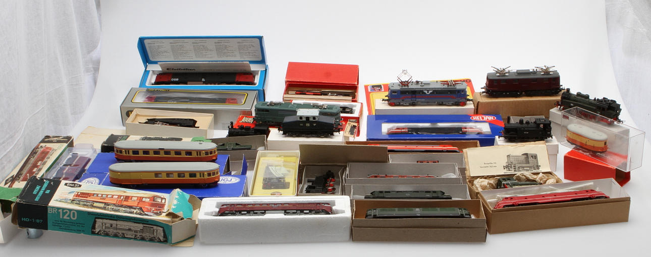 MODELLOK OCH VAGNAR. 31 delar. Bla Liliput och Jouef.