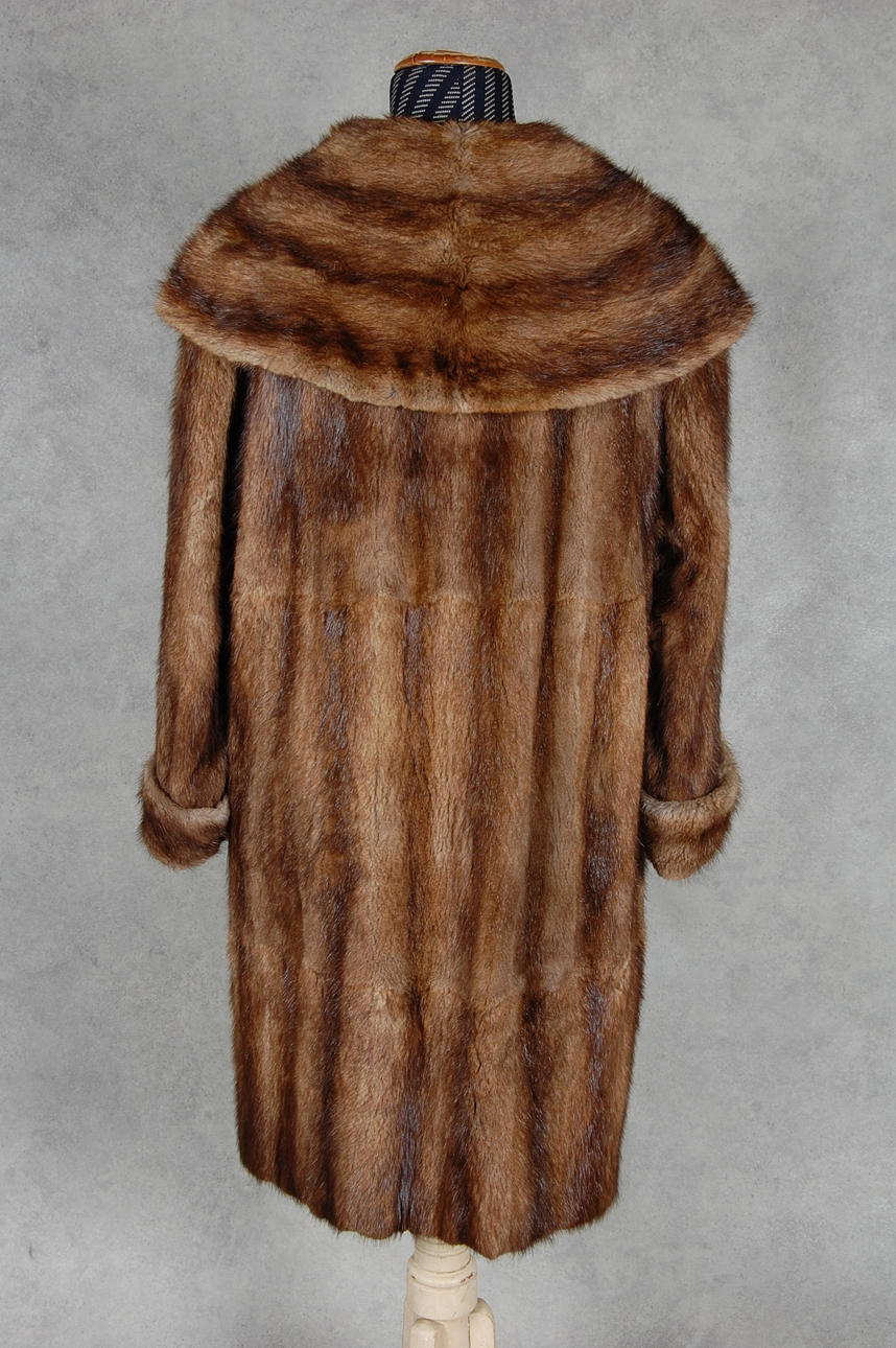 PÄLS, bisamskinn, med sjalkrage, 1950-tal.