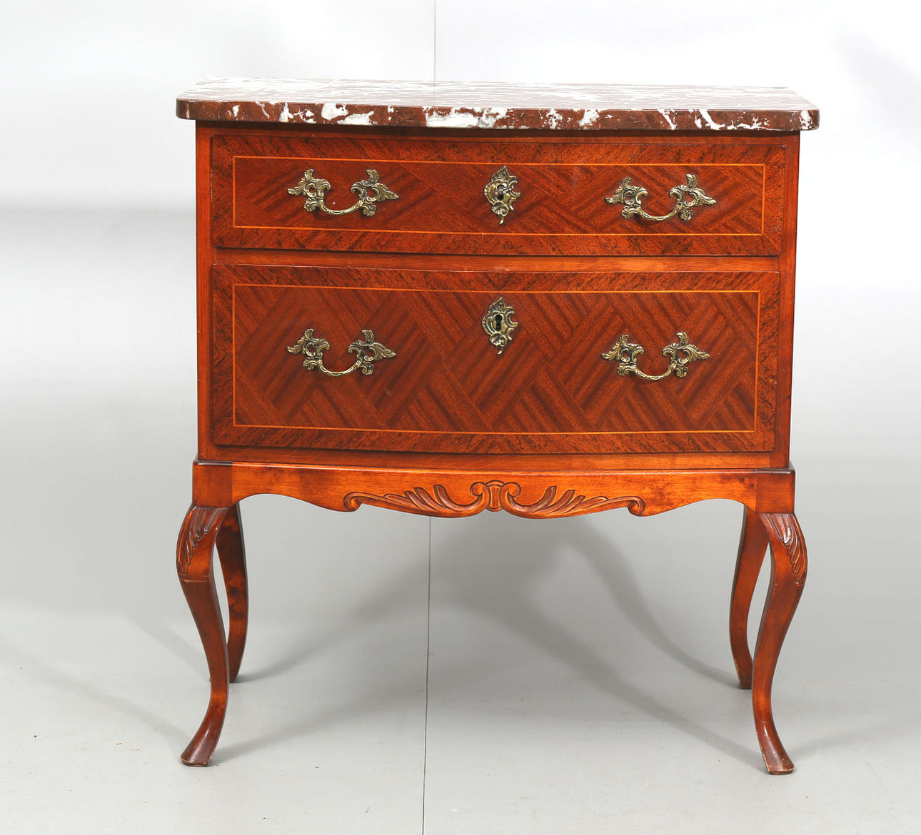 BYRÅ MED STENSKIVA, olika träslag, 2 lådor, 1900-talets andra hälft.