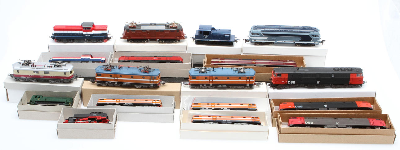MODELLOK OCH VAGNAR, 18 delar. Lima.