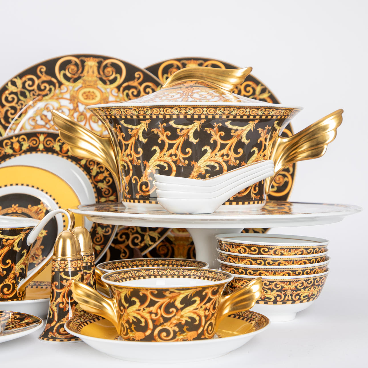 g*o様 VERSACE 大皿と中皿のセット GIANNI VERSACE & PAUL WUNDERLICH. coffee and dinner service