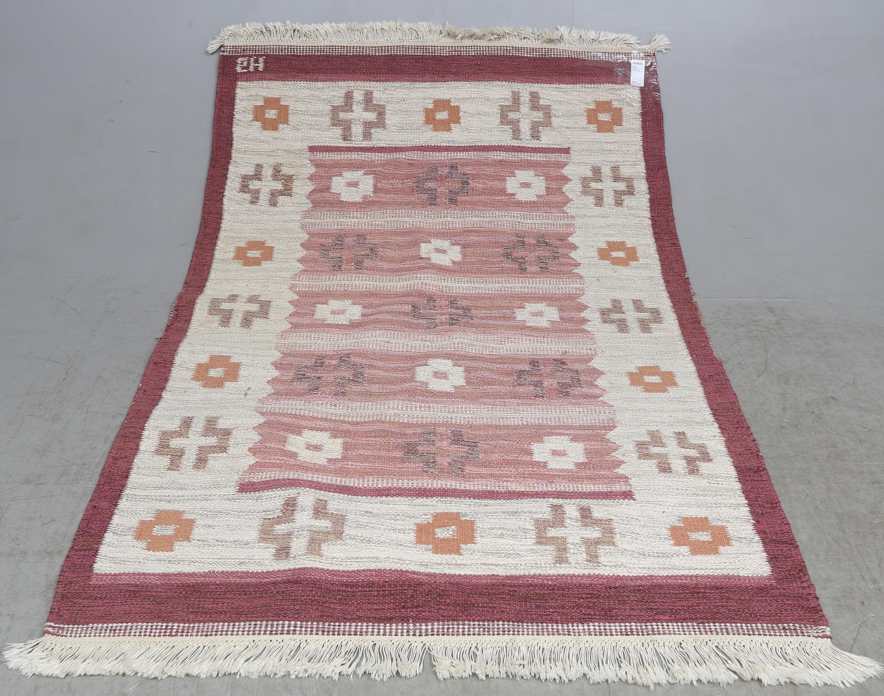 MATTA, rödlakan, signerad HS. 193 x 133 cm.