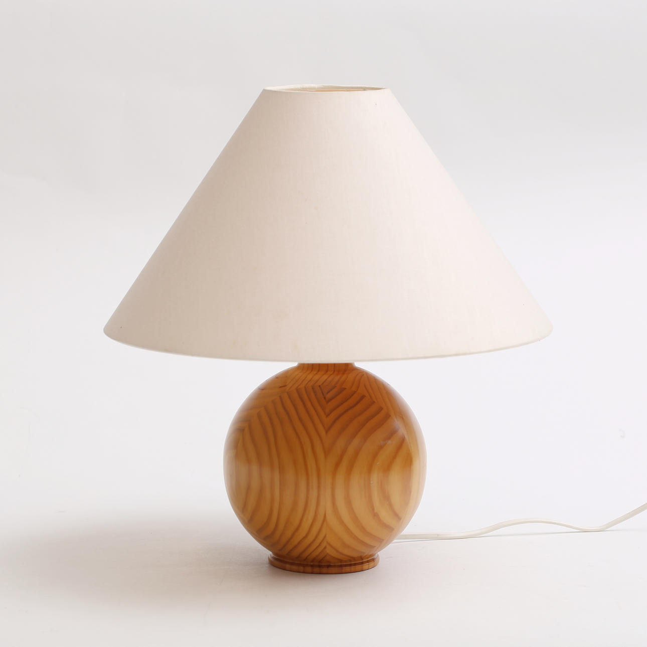 Eine Tischlampe, Modell Orb, Kiefernholz, IKEA.