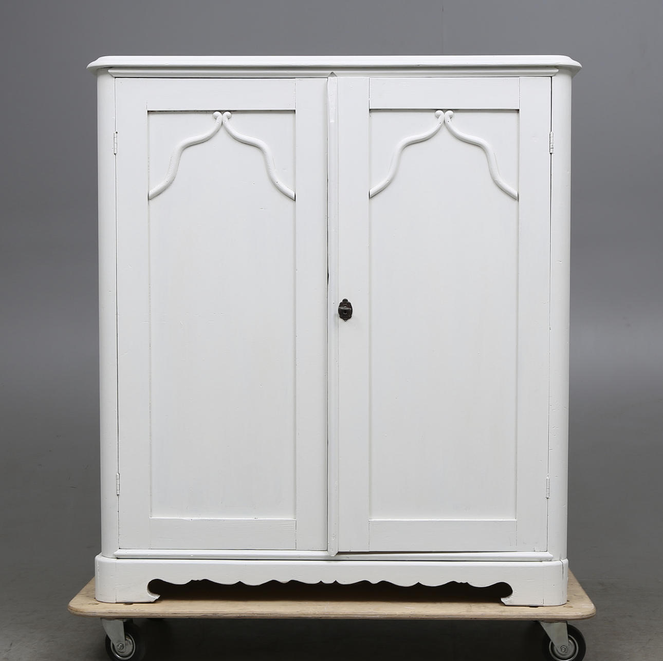 SKÄNK, vitmålad, sekelskiftet 1900.