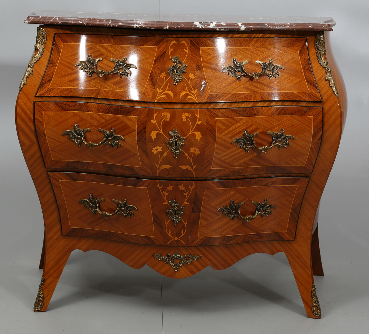 BYRÅ MED STENSKIVA, olika träslag, 3 lådor, 1900-talets andra hälft.