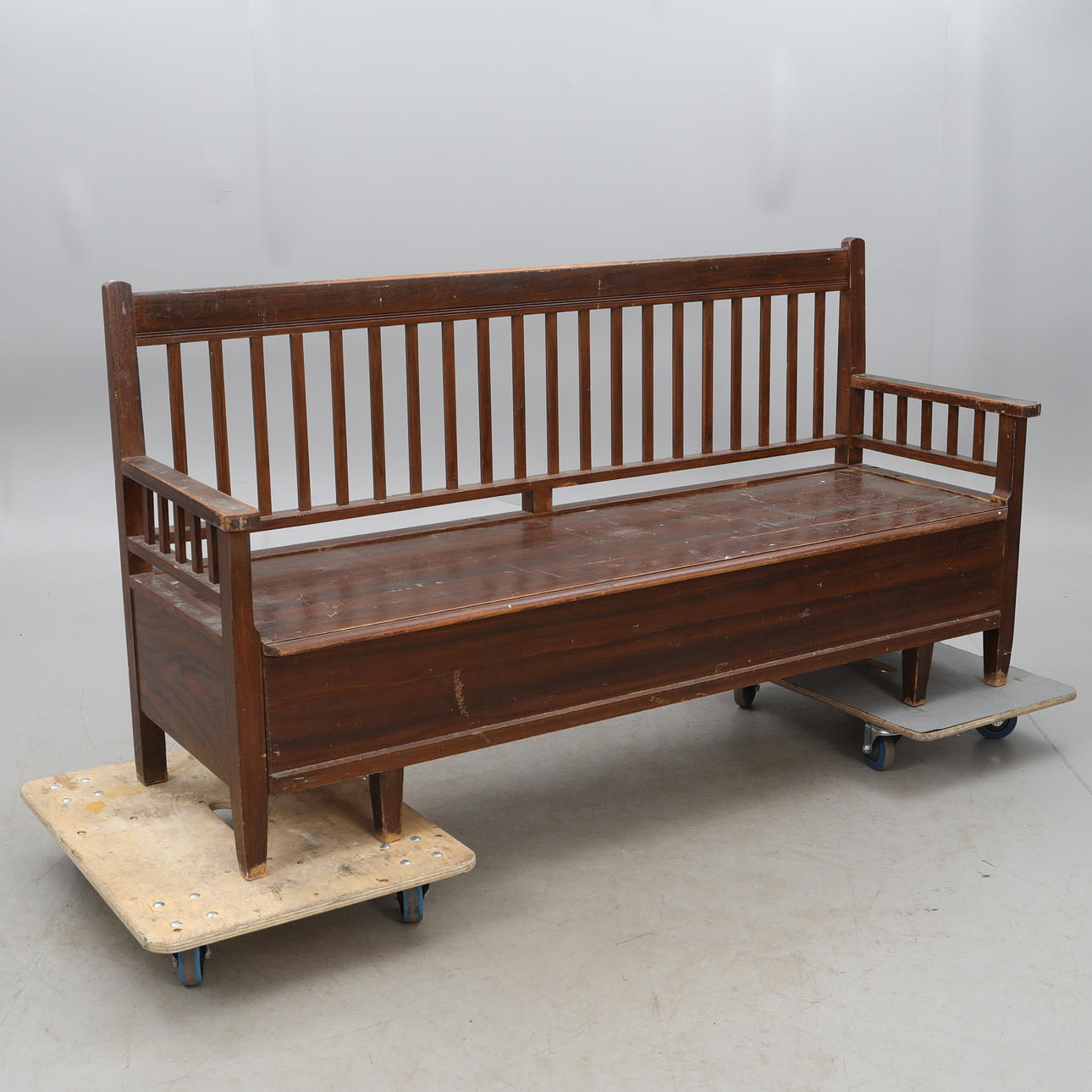 KEITTIÖN SOHVA SÄILYTYSTILALLA.