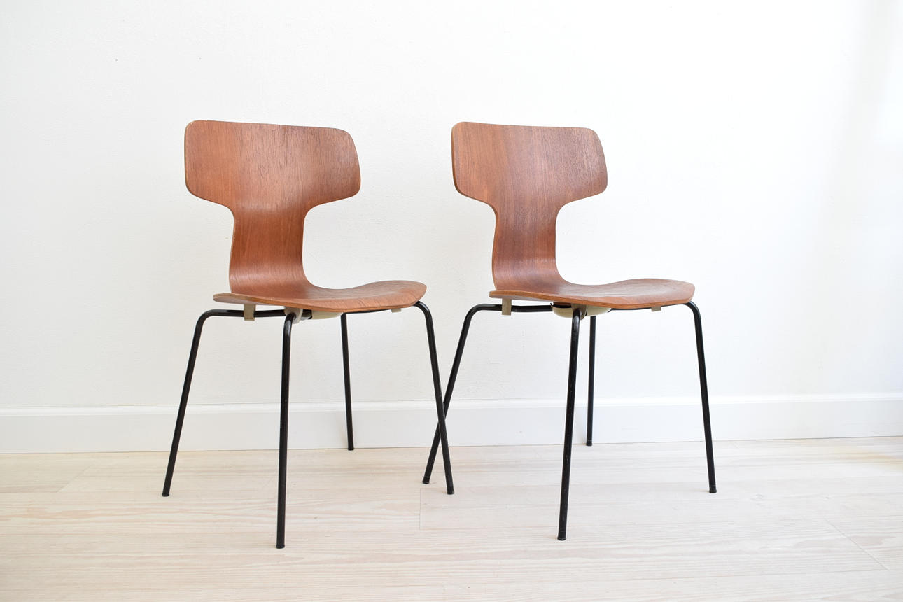 ARNE JACOBSEN. Set med 2 T Stolar i teak, tillverkad av Fritz Hansen 1970.