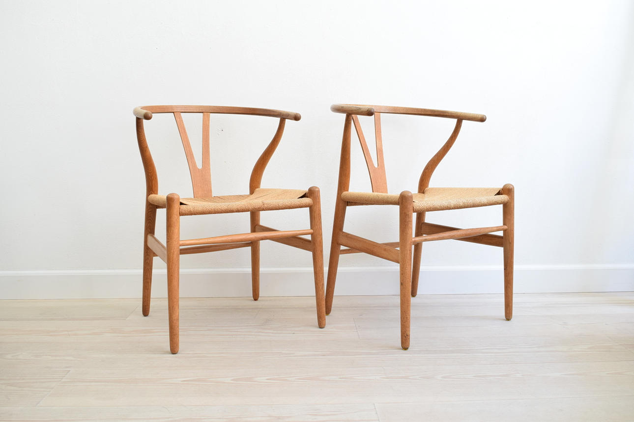 HANS J. WEGNER. Set om 2 Y stolar i ek, 1900-tal.