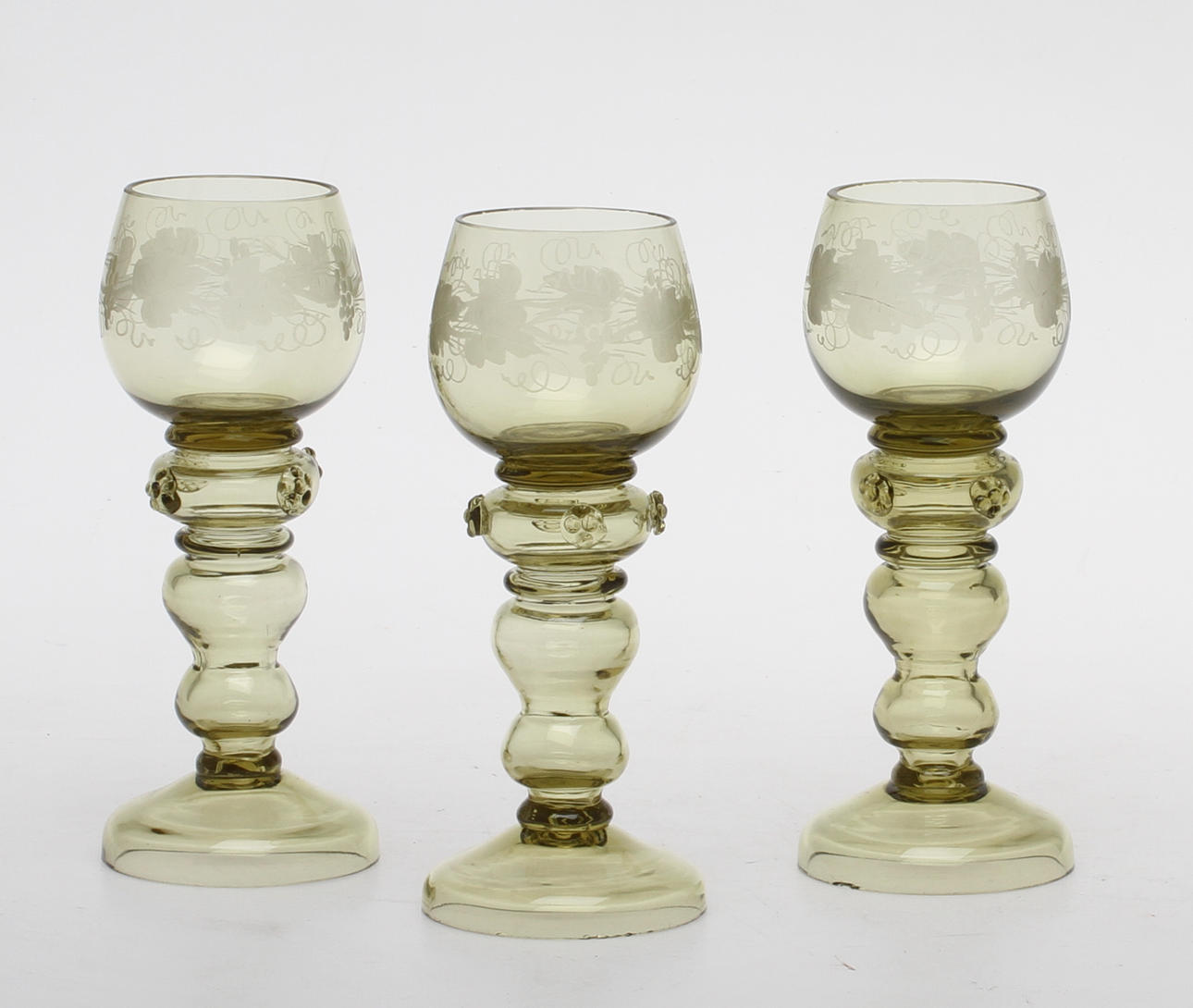 VINGLAS, 12 st, sk remmare, grön glasmassa, 1900-tal.