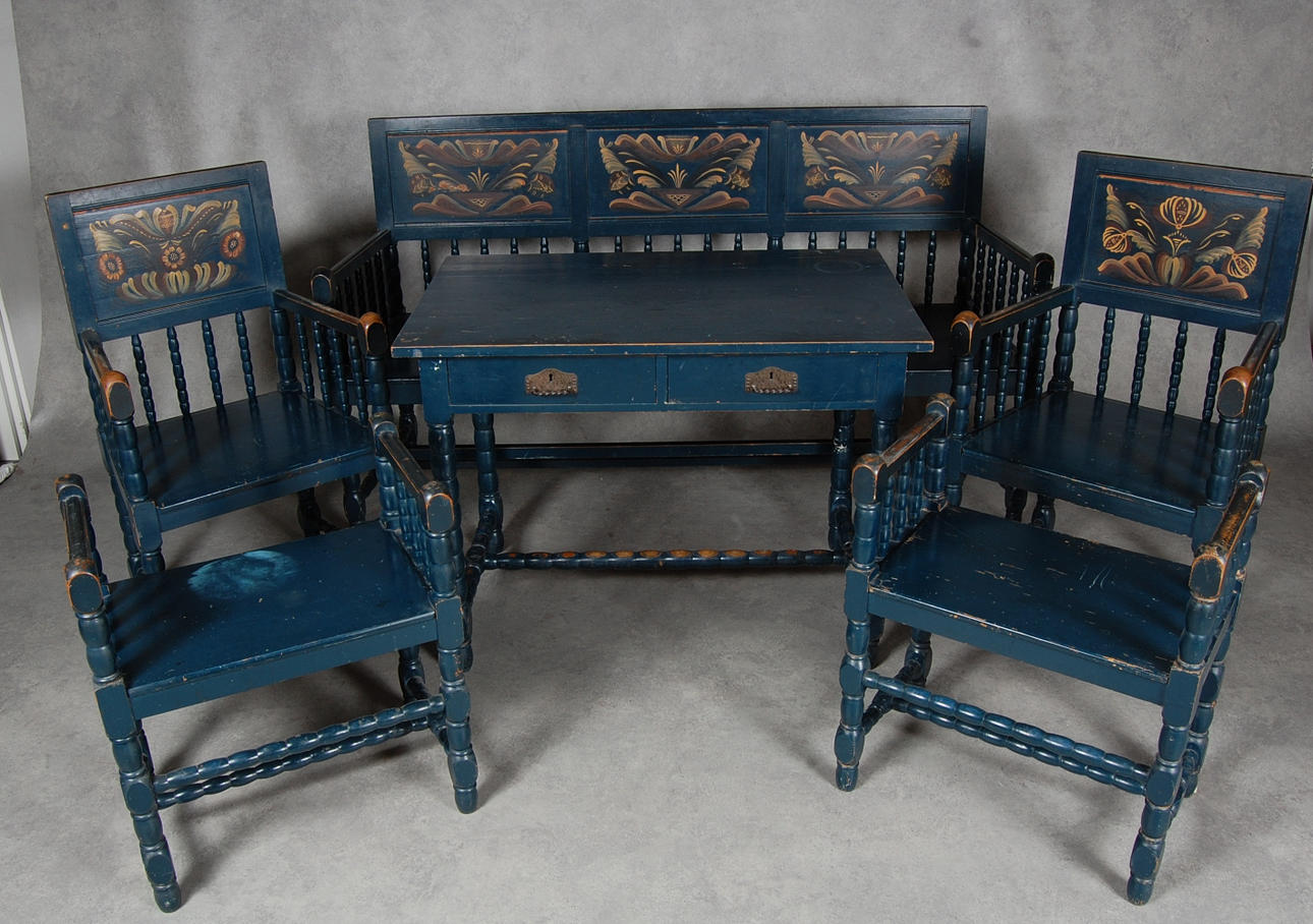 MÖBLEMANG, 8 delar allmogestil, från 1923.