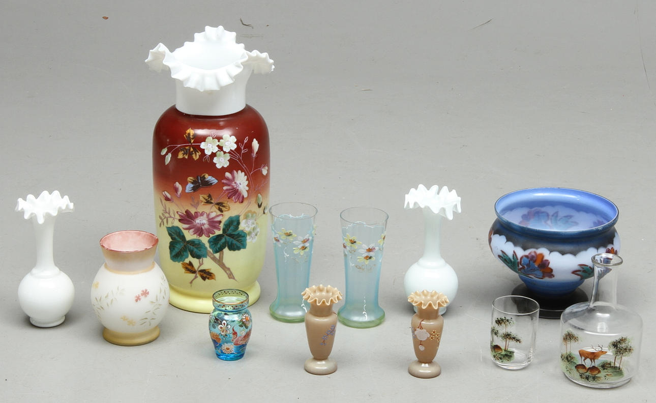 PARTI GLAS, 11 delar, mestadels vaser samt nattkaraff, 1900-tal.