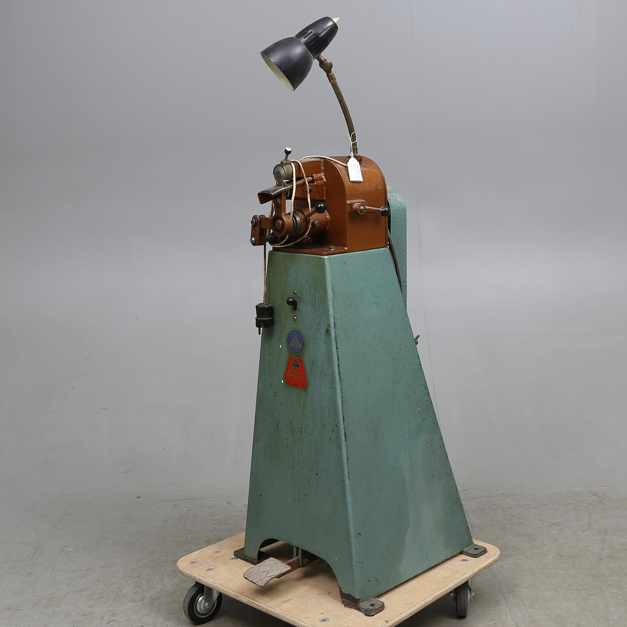 VERKTYGSMASKIN, för skomakeri, omkring 1900-talets mitt.