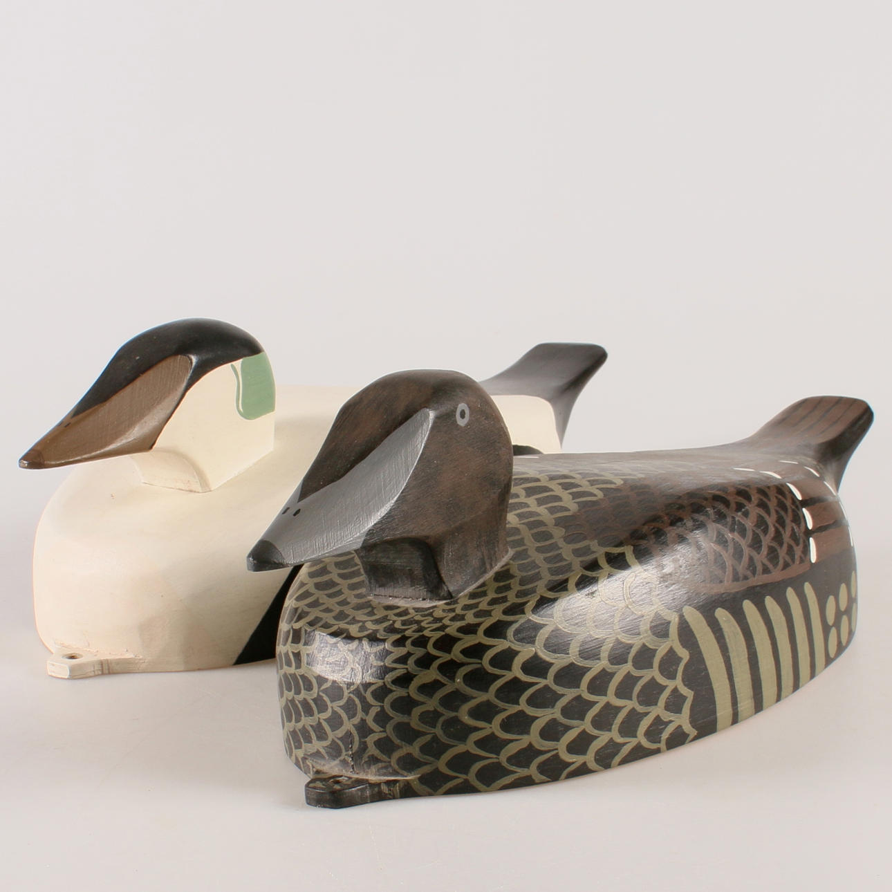 VETTAR, trä, 2st. "Guding" samt "Åda", Egil Rosenberg, Södermöja, 1989.