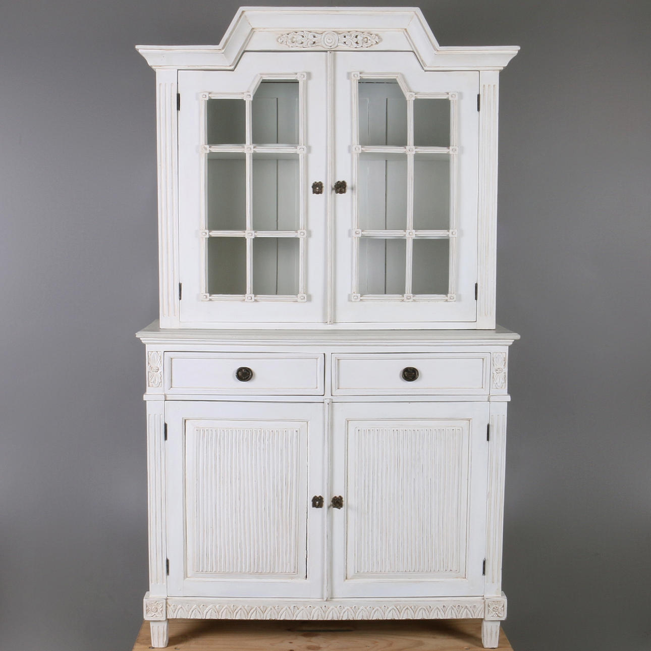 MATSALSSKÅP, med vitrindel, gustaviansk stil, 1900-tal.