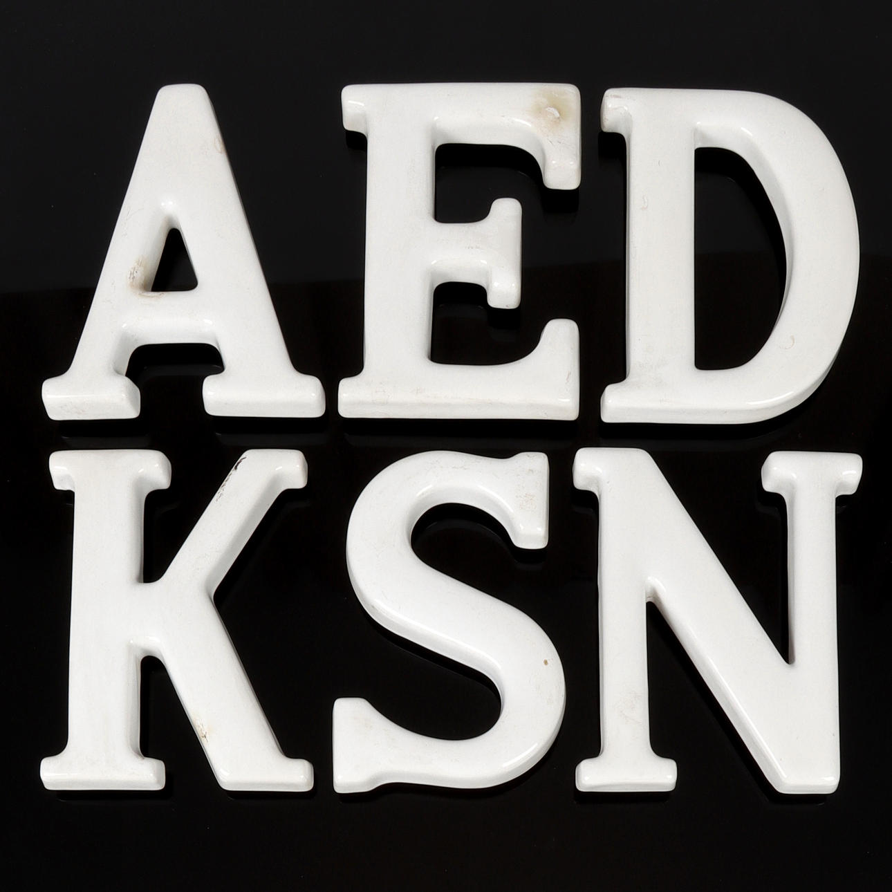 6 porcelain letters. D, E.N, S, K, A. 20th century.