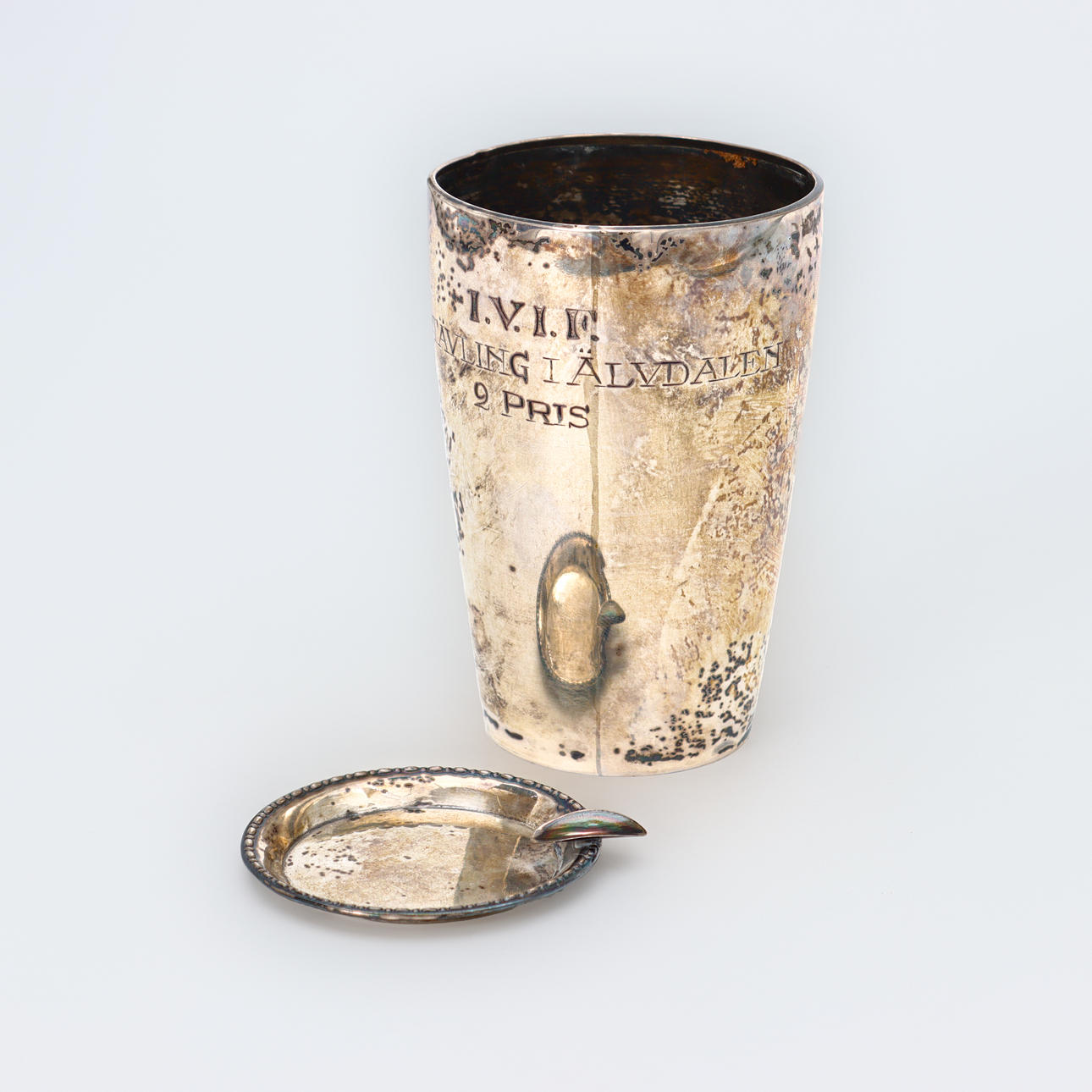 SILVER CUP AND ASHTRAY IN SILVER.